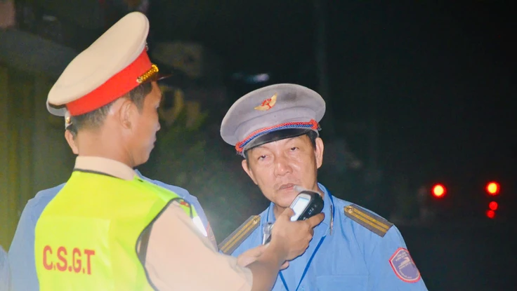 CSGT kiểm tra nồng độ cồn nhân viên đường sắt Ga Sông Phan