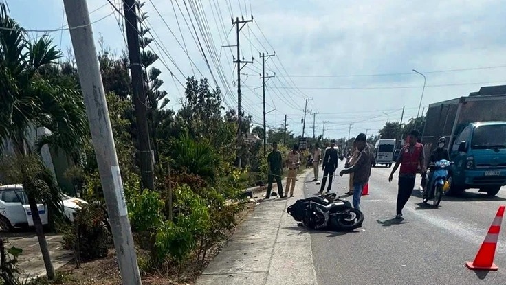 Xe taxi tông xe máy rồi lao vào nhà dân, 1 thanh niên tử vong
