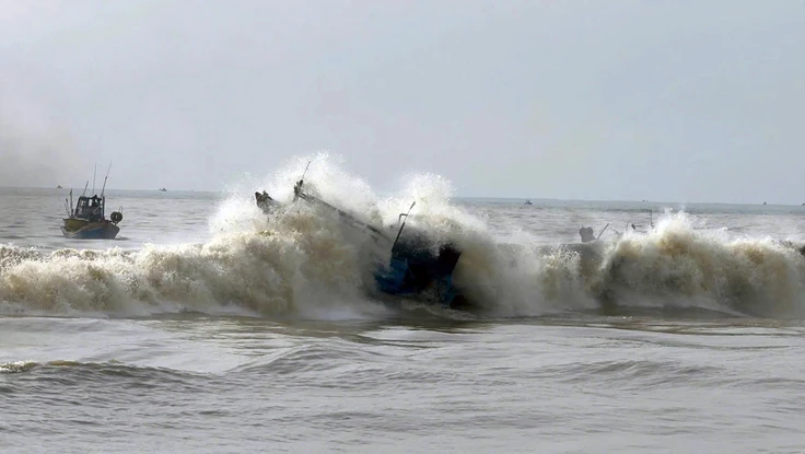 Đưa tàu hết đăng kiểm, sai công năng ra nạo vét cửa biển La Gi