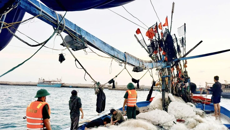 Cuộc điều phối thần tốc cứu 16 ngư dân trên 2 tàu cá trôi dạt gần đảo Phú Quý