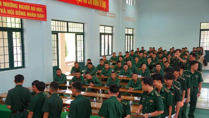 Xúc động hình ảnh chiến sĩ trẻ lần đầu cầm lá phiếu cử tri nơi biên cương 