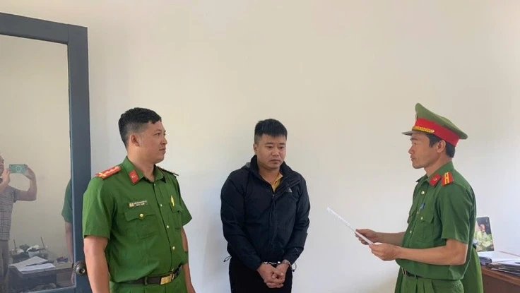 Nhân viên giả tin nhắn của giám đốc công ty bất động sản lừa tiền khách hàng