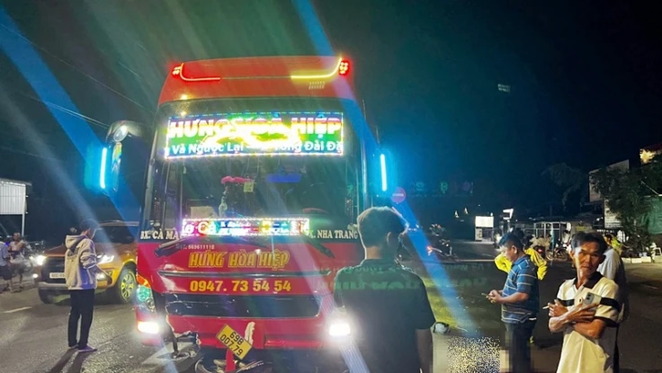 2 người chạy xe máy băng qua đường bị xe khách tông tử vong