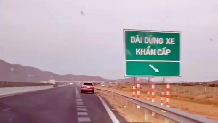 Dừng xe ở dải dừng khẩn cấp để ngủ, tài xế và chủ xe bị phạt 77 triệu đồng