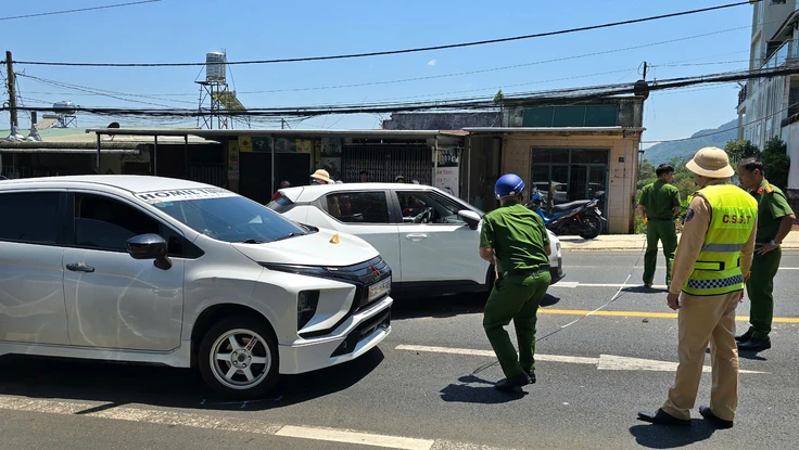 Chồng lái ô tô rượt đuổi, dùng xà beng đập phá taxi chở vợ trên Quốc lộ 20