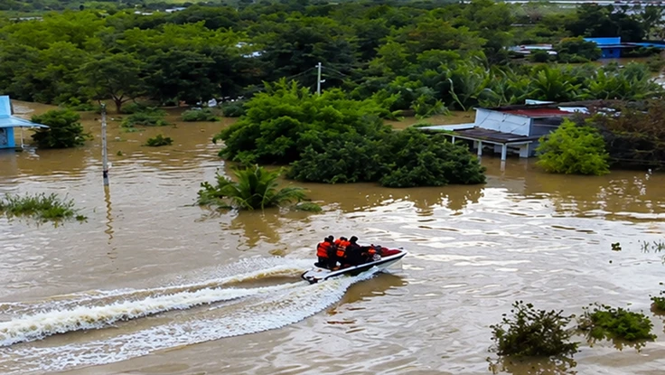 Khen thưởng nhóm 'chiến binh jetski' cứu hàng trăm người trong lũ dữ