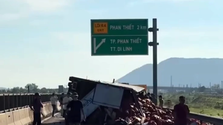Xe tải lật chắn ngang cao tốc Vĩnh Hảo - Phan Thiết, kẹt xe kéo dài