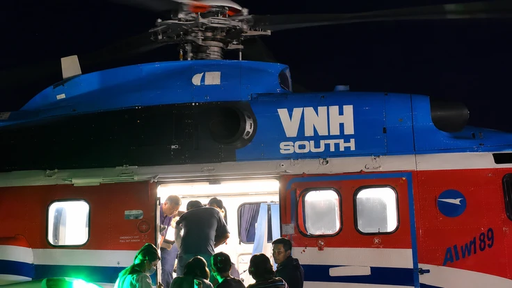 Trực thăng đưa du khách bay xuyên đêm từ đảo Phú Quý vào Bệnh viện Chợ Rẫy cấp cứu