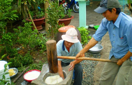 Quết bánh phồng ăn tết