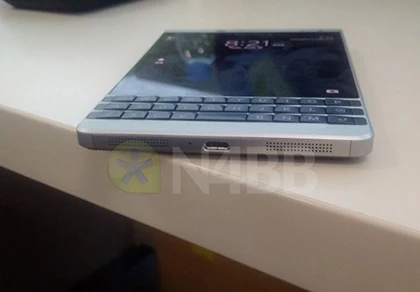 Dâu đen "tái sinh" dòng BlackBerry Passport