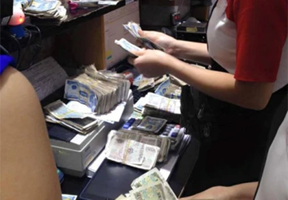 Hà Nội: Mang 18,5 triệu đồng tiền lẻ đi mua iPhone 6 Plus 64 GB