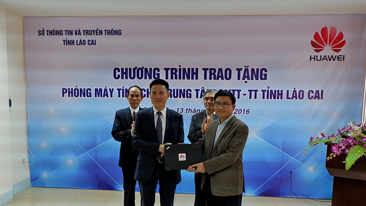 Huawei VN tặng laptop giúp xây dựng chính quyền điện tử
