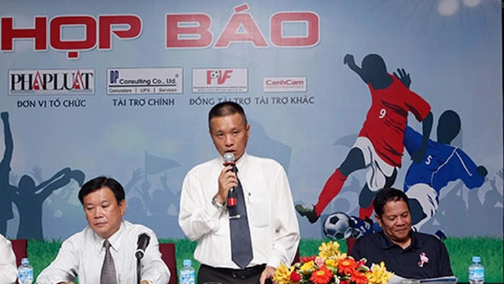 Nhà báo Đỗ Minh Hùng (đứng) tại giải Fair Play lần I-2012.