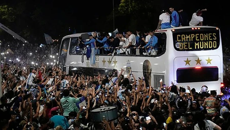 Chùm ảnh Messi và Argentina trở về nước trong biển người chào đón