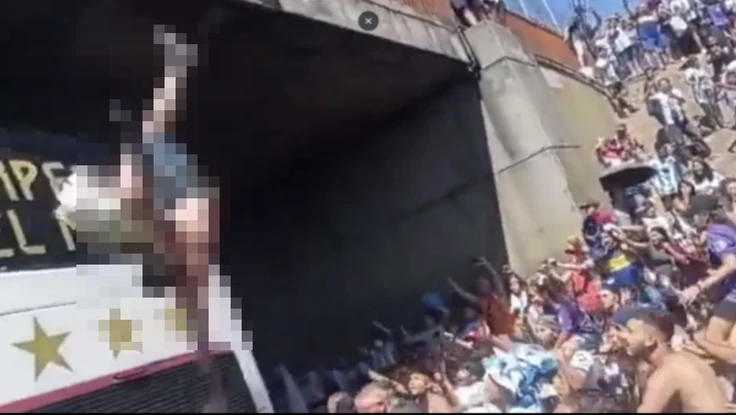 2 CĐV Argentina suýt chết vì nhảy cầu để gặp Messi