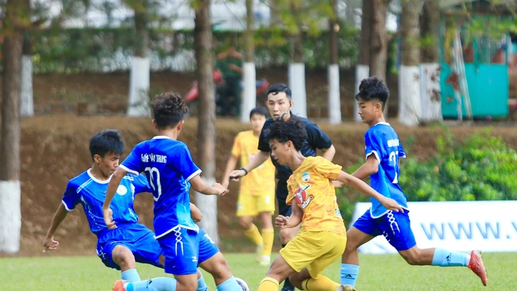 Cầu thủ trẻ HA Gia Lai lan tỏa nét đẹp sân cỏ