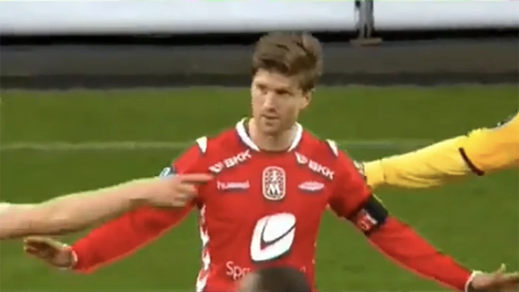 Từ bàn thắng bẩn của Supachok, xem lại 5 tình huống trả lại bàn thắng kinh điển