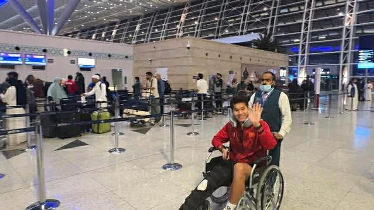Nóng: Hình ảnh U-23 Việt Nam ra sân bay về nước, Hiểu Minh ngồi xe lăn cười hạnh phúc