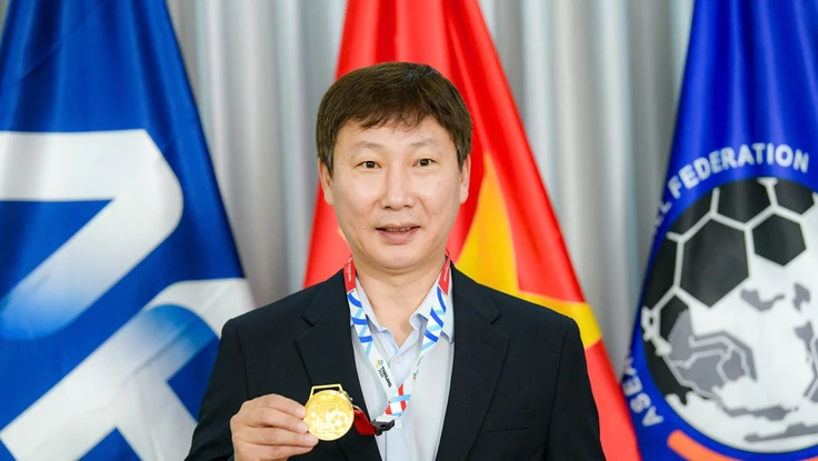 HLV Kim Sang-sik và các trợ lý nhận bằng khen của Thủ tướng