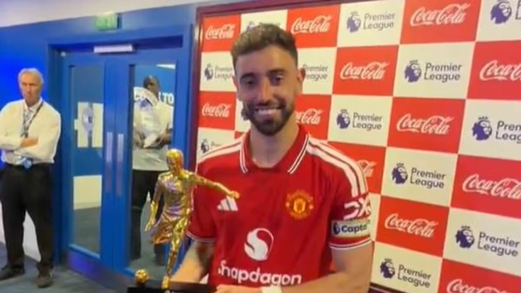 Bruno Fernandes nhận cúp của Premier League giữa những tranh cãi