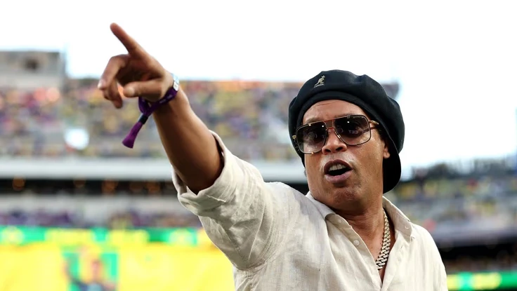 Ronaldinho gây sốc khi ký hợp đồng gia nhập 1 CLB của Serie C