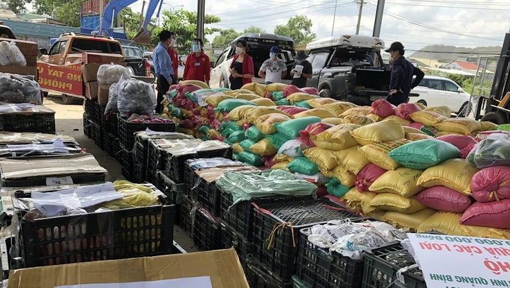 Bà con Lệ Thủy gửi 30 tấn gạo, rau củ vào TP.HCM chống dịch ​