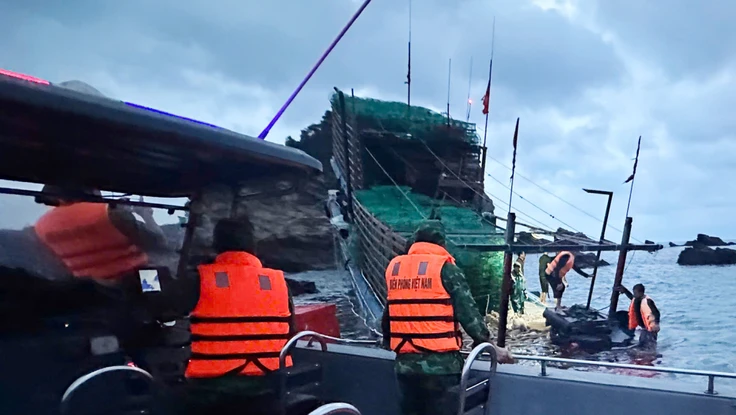 Kịp thời cứu 8 ngư dân gặp nạn trên biển Cô Tô