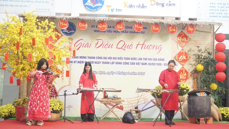 Cha con nghệ sĩ Mai Thanh Sơn cùng hòa tấu 'Một vòng Việt Nam' tại sân trường