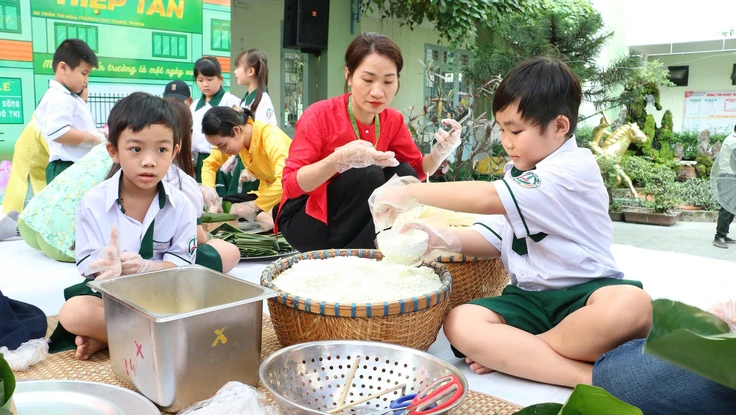 Học sinh TP.HCM gói bánh chưng, vẽ túi canvas gây quỹ lo Tết cho các bạn nghèo