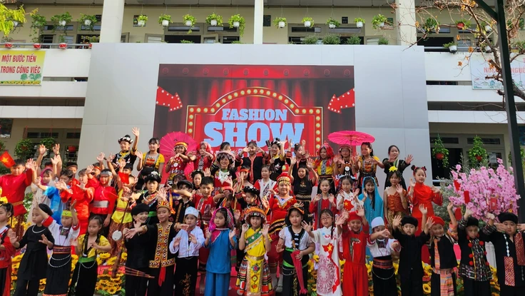 Rực rỡ trang phục dân tộc trong hội xuân của học sinh tiểu học TP.HCM