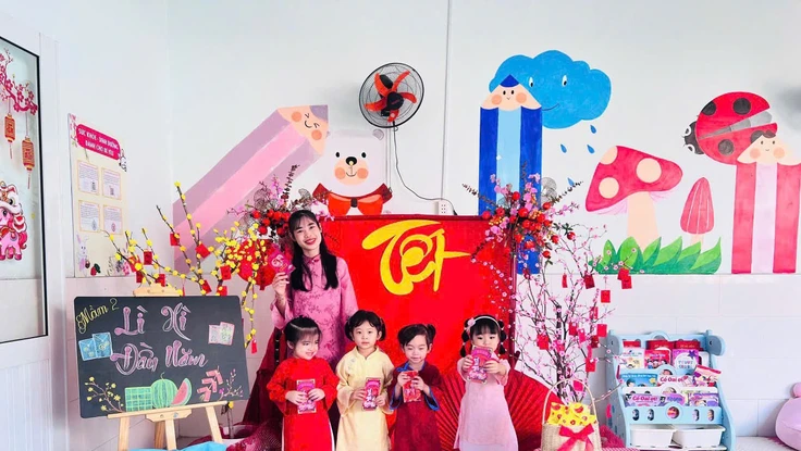 Học sinh TP.HCM rộn ràng nhận lì xì 'độc lạ' từ thầy cô