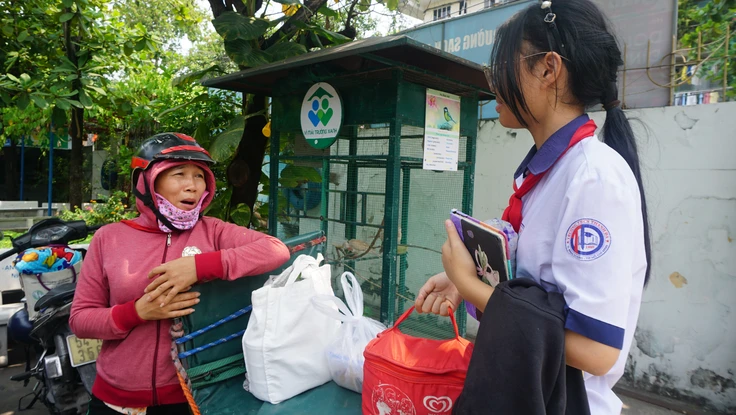 Trường tổ chức lại bữa ăn bán trú: Phụ huynh vẫn đón con về vì không yên tâm