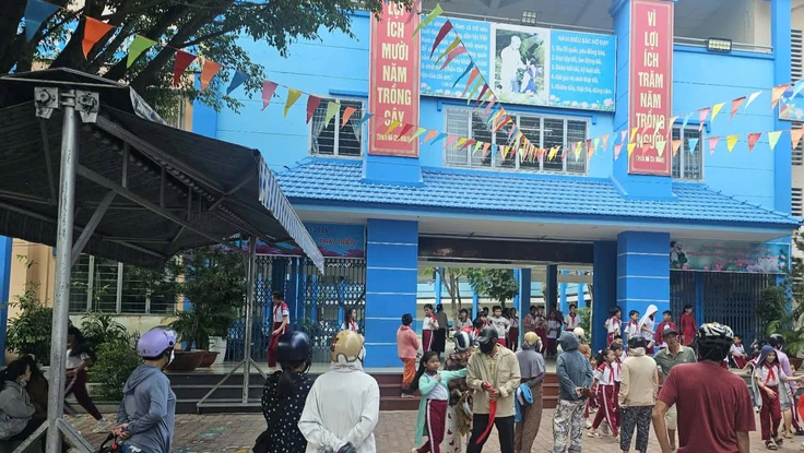 Hơn 600 học sinh Trường Tiểu học Bình Quới Tây ăn bán trú trong ngày đầu tổ chức lại