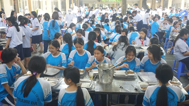 Vụ Trường Tiểu học Bình Quới Tây: Yêu cầu thay nhà cung cấp suất ăn tại 5 phường