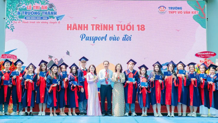 Tấm 'hộ chiếu vào đời' đặc biệt trong lễ tri ân của học sinh lớp 12 ở TP.HCM