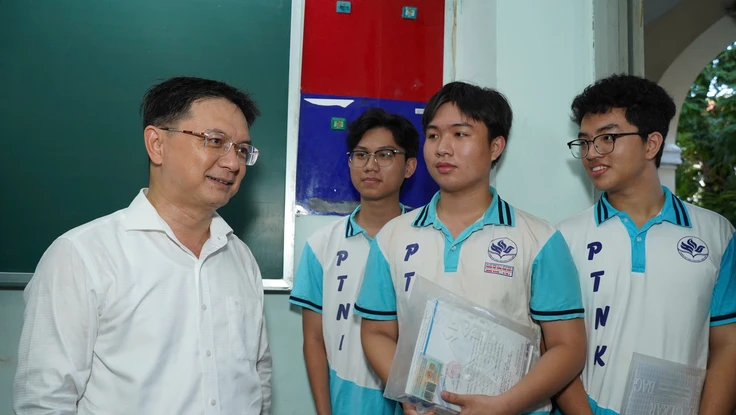 Lãnh đạo TP.HCM nhắn nhủ sĩ tử trước giờ G: 'Tuyệt đối không nộp bài sớm để tránh nuối tiếc'