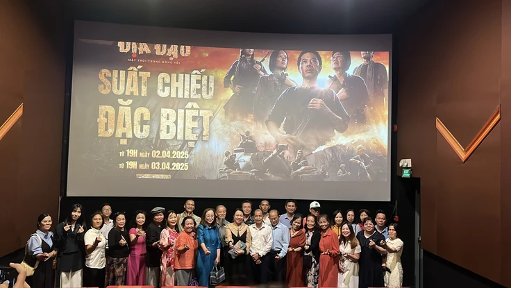 Kiều bào xúc động khi xem phim 'Địa đạo: Mặt trời trong bóng tối'