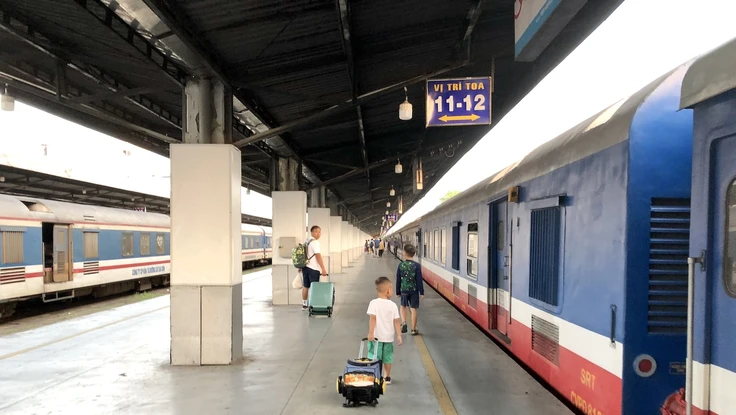 Không có người lớn đi kèm, trẻ em bao nhiêu tuổi được phép tự đi tàu hỏa?