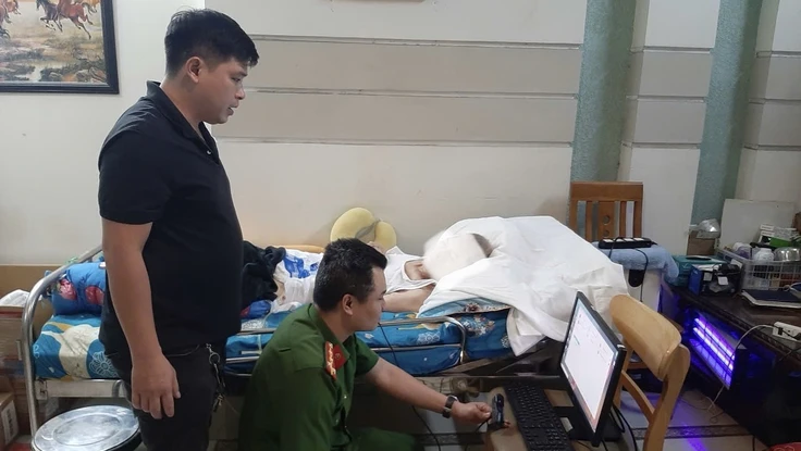 Công an phường Hạnh Thông, TP.HCM hỗ trợ người dân làm định danh mức 2 tại nhà