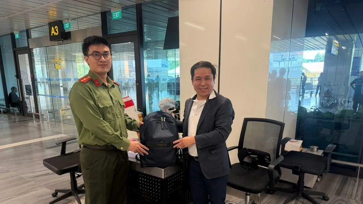 Kiều bào xúc động khi nhận lại ba lô chứa 700.000 yên Nhật để quên ở sân bay Tân Sơn Nhất