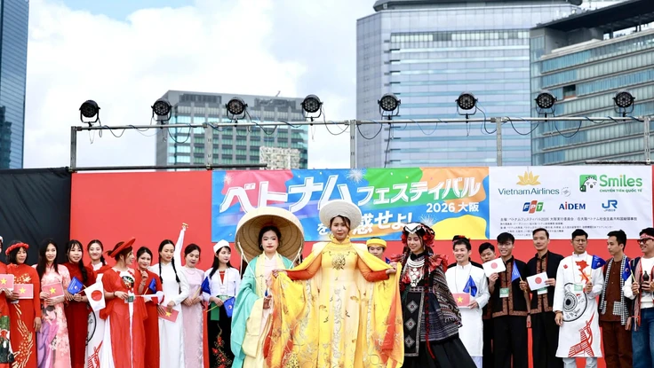 Áo dài rực rỡ trong lễ hội Việt Nam tại Osaka