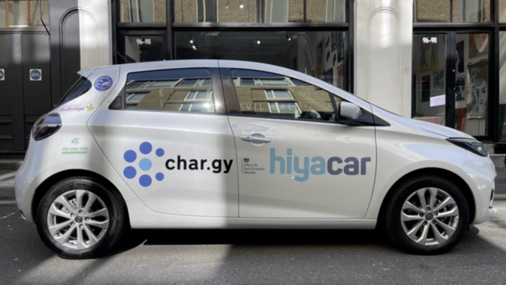 Độc đáo với đế sạc cảm ứng cho xe điện lắp dưới mặt đất