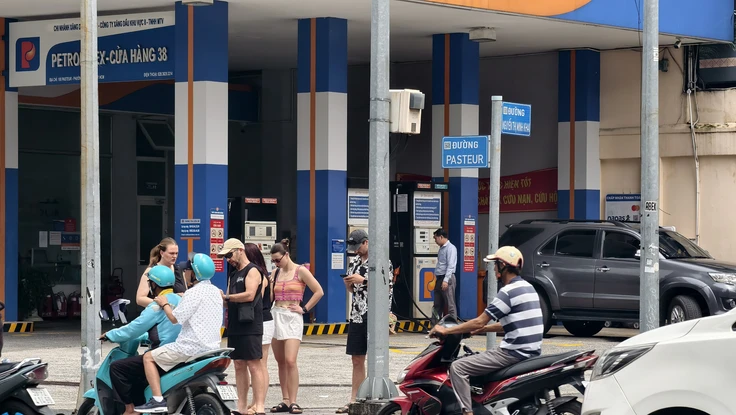 Vì sao ô tô điện, xe máy điện ngày càng 'lấn át' xe xăng?