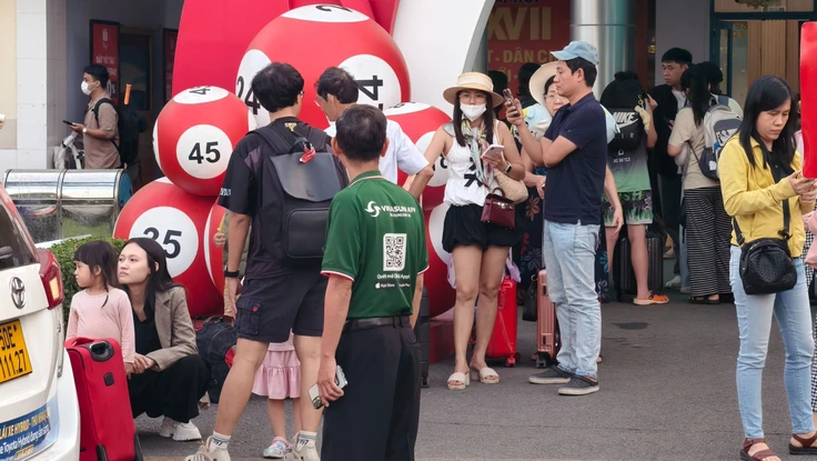 Ga Sài Gòn đón lượng lớn người quay lại TP. HCM sau kỳ nghỉ lễ