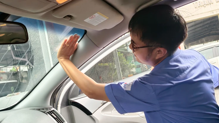 Thực hư quy định bỏ dán tem kiểm định trên kính lái xe ô tô