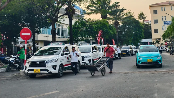 Tài xế công nghệ chọn xe điện làm 'phao cứu sinh' giữa biến động giá xăng, dầu
