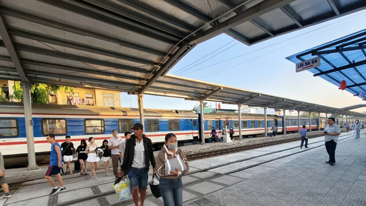 Sự cố sà lan va cầu Ghềnh, nhiều hành khách chọn quay về hoặc trung chuyển