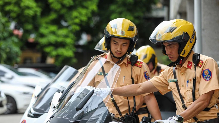 Nhường đường cho xe ưu tiên: Khi nào cần đi chậm, khi nào phải dừng hẳn?