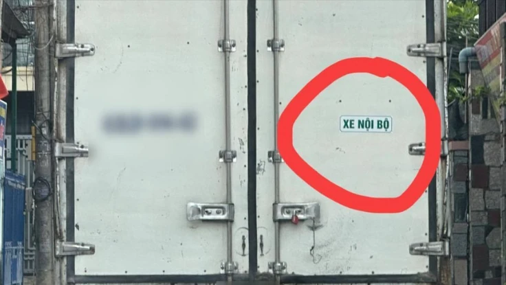 Nhan nhản xe dán tem 'Xe nội bộ' lưu thông trên đường, Luật sư nói gì?