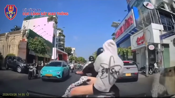 Ô tô va chạm với xe máy đi phía trước: Xe nào sai trong tình huống này?